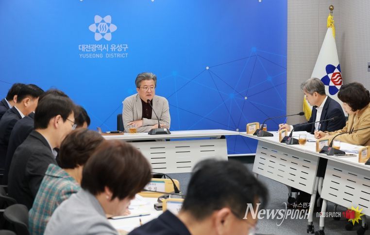 정용래 유성구청장이 27일 오전 주간간부회의를 통해 실종 노인 수색을 지시하고 있다