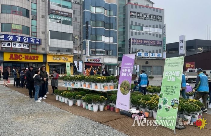 정읍시북부노인복지관, 어르신 정성 담은 ‘반려식물’ 나눔…시민 ‘호응’