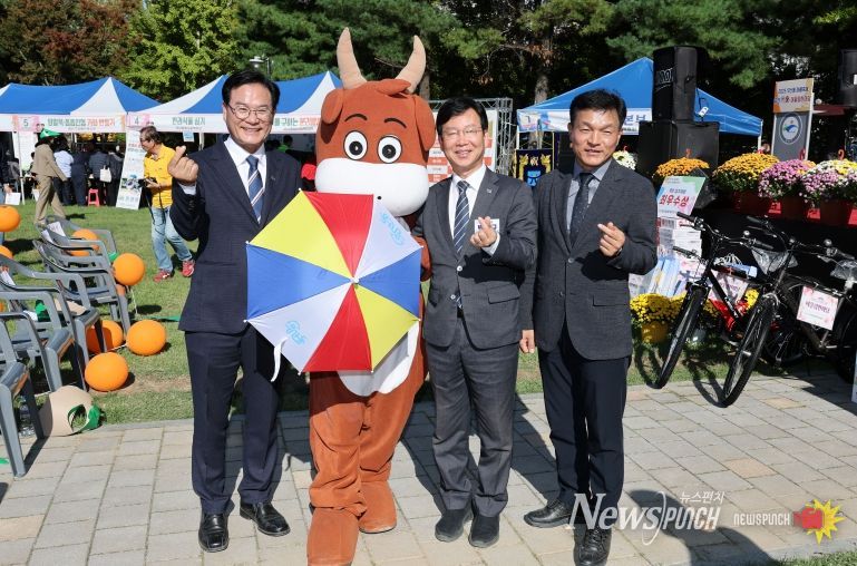 박병규 광산구청장이 지난 24일 수랑어린이공원에서 열린 우산동락(同樂)에서 우산동 주민자치회가 만든 웃소랑 사진을 찍고 있다.