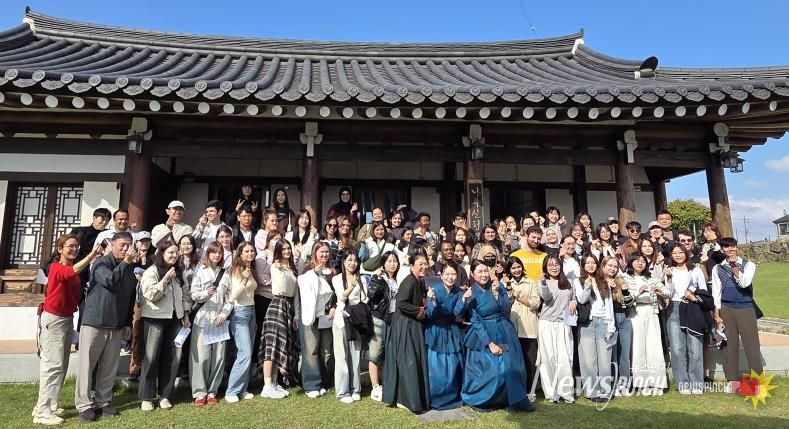 나주시가 외국인 유학생 70여 명을 초청해 문화유산 탐방과 전통문화 체험 행사를 진행했다.