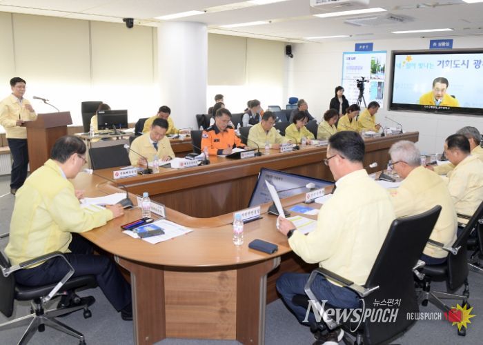 김영문 광주광역시 문화경제부시장이 27일 오후 재난상황실에서 열린 2025 재난대응 안전한국훈련 실행계획 보고 회의를 주재하고 있다. /광주광역시 제공