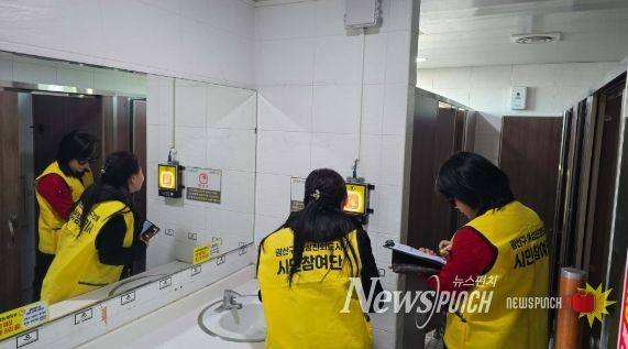 여성친화도시 시민참여단 여성안심귀갓길 현장점검 사진.