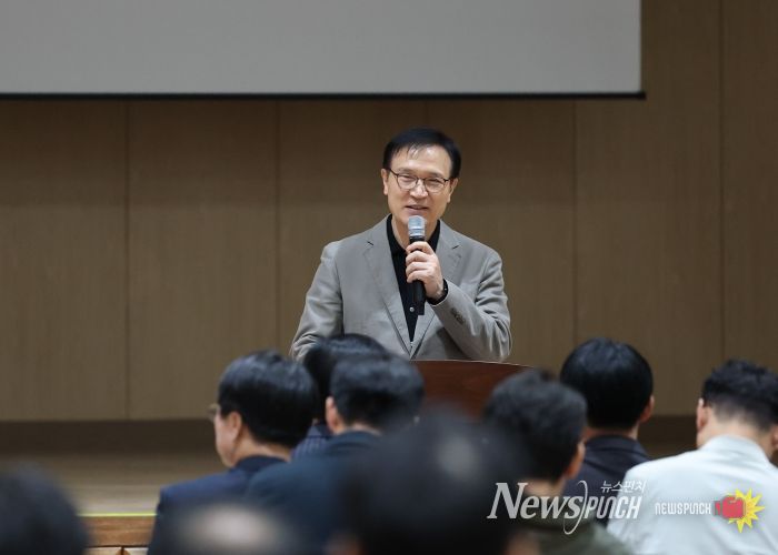 임태희경기도교육감이 10월27일 부천신도초등학교 신마루 체육관에서 열린 '2025  학교 시설개방 활성화 학교장 연수'에서 간담회를 갖고 있다.