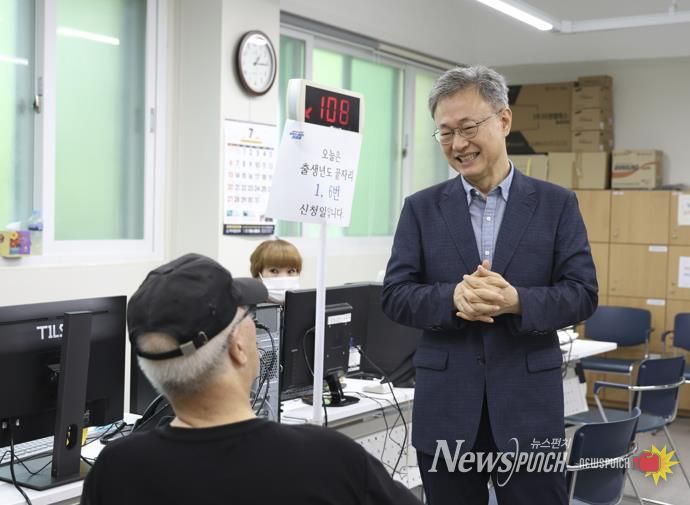 장인홍 구로구청장이 민생회복 소비쿠폰 신청 대기 중인 어르신과 인사를 나누고 있다.