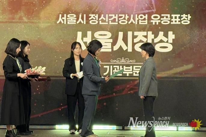 도봉구가 서울시 정신건강사업 우수기관으로 선정된 데 따라 김경희 지역보건과장(오른쪽)이 표창을 전해 받고 있다.