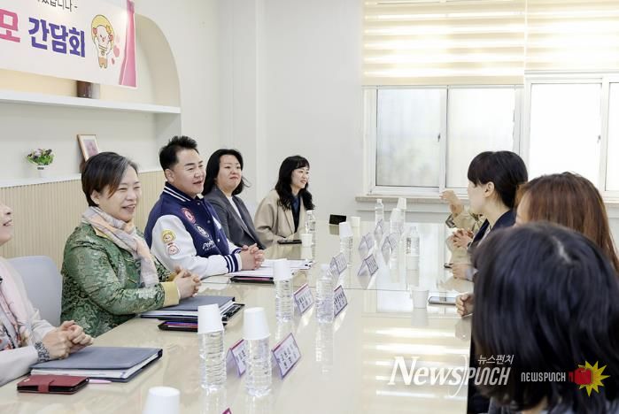 오언석 도봉구청장이 지역 학부모들과 교육현안에 대해 논의하고 있다