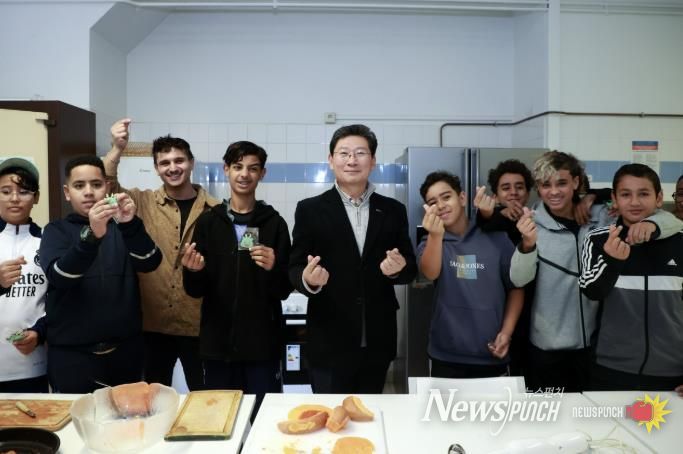 27일 몽펠리에 '모두를 위한 집 레스쿠타르'에서 이상일 시장이 요리 수업 학생들과 기념사진을 촬영하고 있다