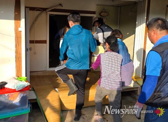 영암군 민·관협력, 쓰레기 더미 속 가정 새단장