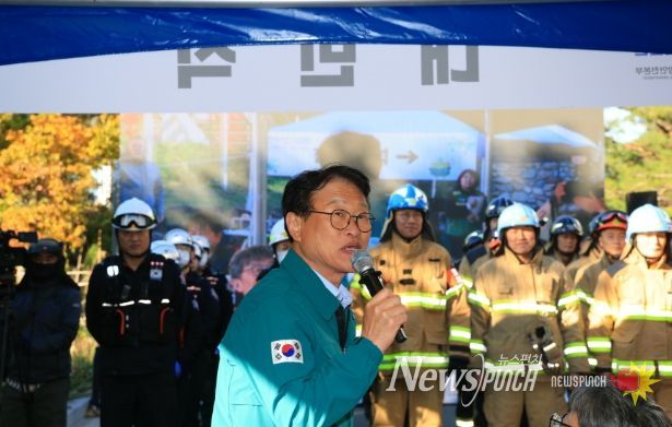 김대권 수성구청장이 ‘2025년 재난대응 안전한국훈련’에서 참여한 기관에 격려인사를 하고 있다.