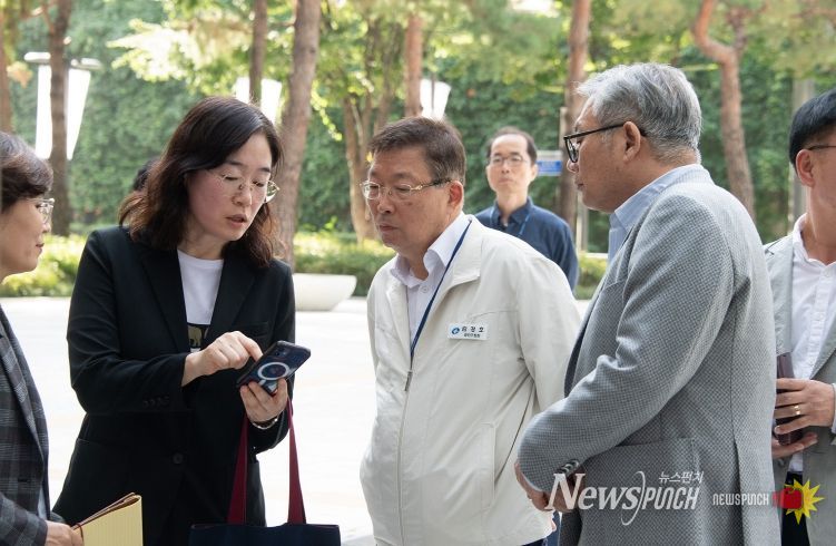 스마트도서관 이용방법을 살펴보고 있는