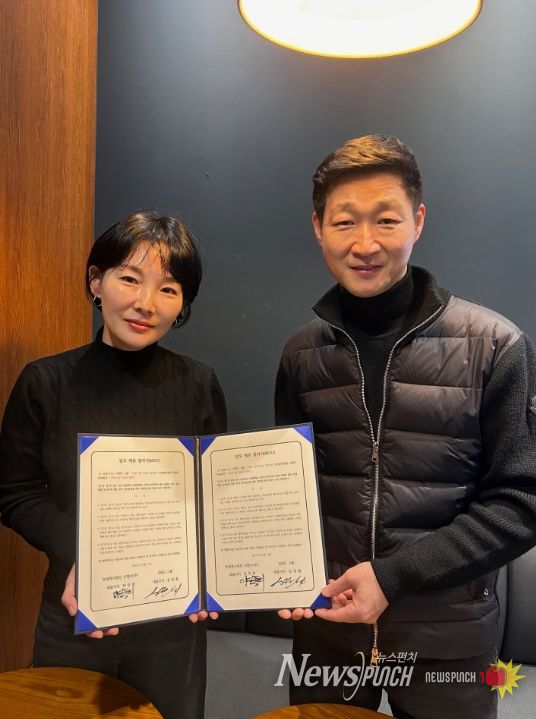 업무협약을 체결한 양숙희 대표(좌)와 심성철 셰프(우)