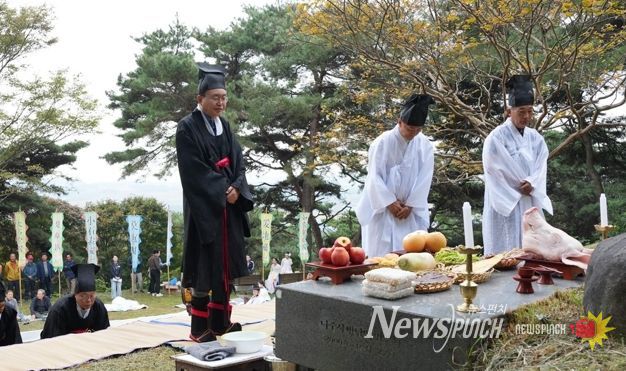 윤병태 나주시장이 지난 25일 전남 나주시 반남면 자미산 고분군 일원에서 ‘자미산 천제‧고분제’를 봉행하고 있다.
