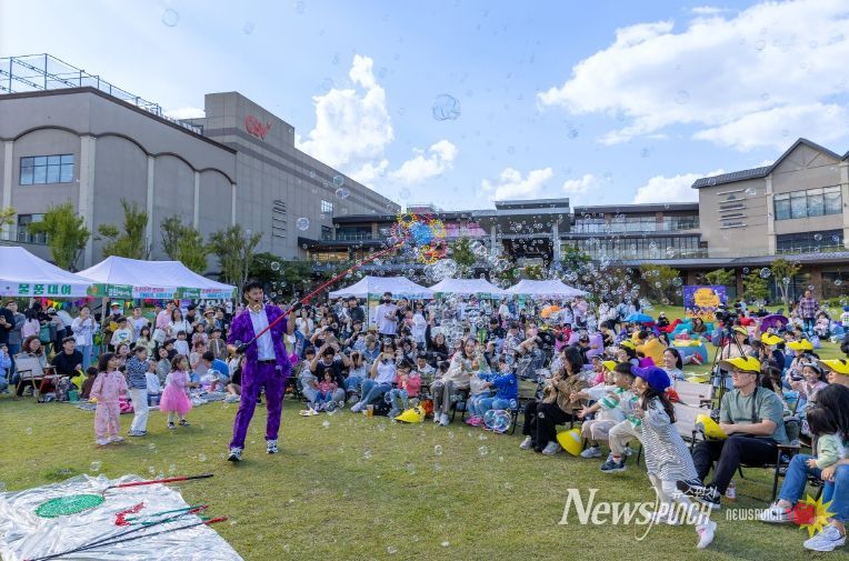 2025 광양야외도서관 「공원애愛서書」 성료 - 도서관과(야외도서관 현장)
