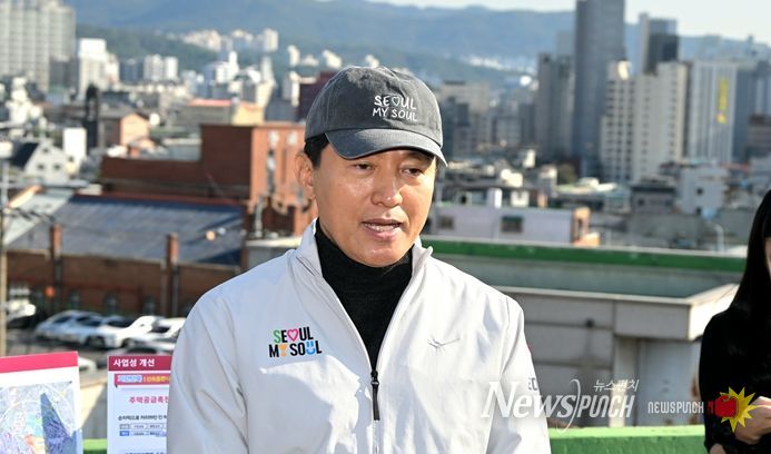 28일 구로구 가리봉2구역을 찾은 오세훈 서울시장이 신속통합기획 재개발 지원방향을 설명하고 있다.