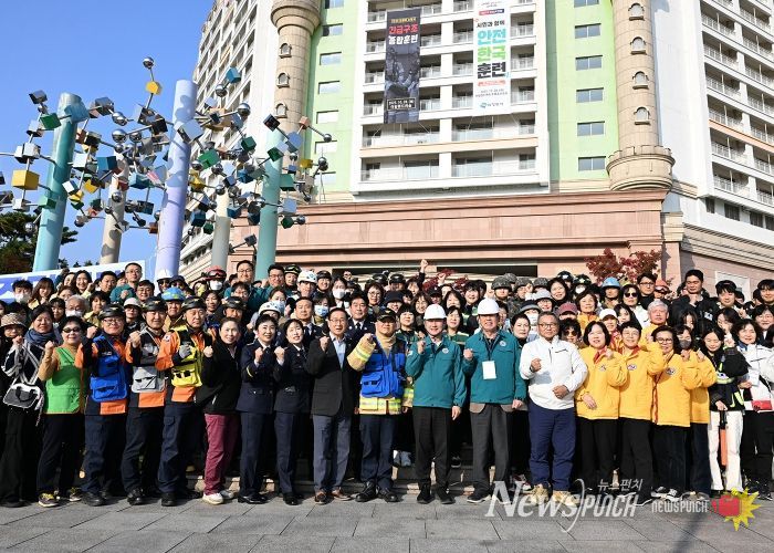 김동근 시장이 10월 28일 ‘2025년 재난대응 안전한국훈련’ 참여자들과 함께 기념사진을 찍고 있다.