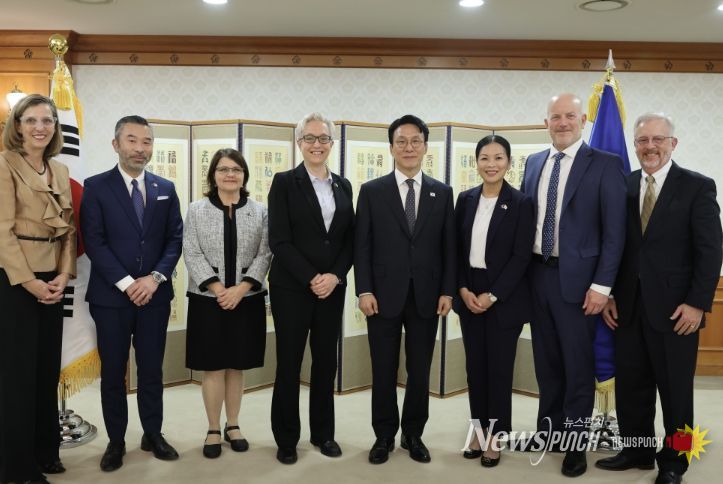 김민석 국무총리가 27일 세종대로 정부서울청사에서 티나 코텍 美 오리건 주지사를 접견, 인사 및 환담을 나누고 있다.