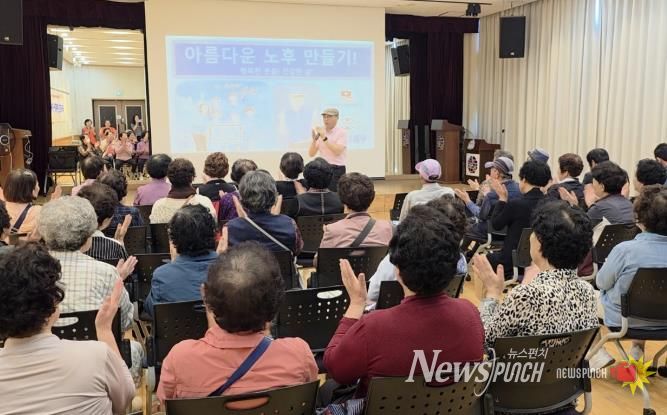 어르신들이 웃음치료에 즐겁게 참여하고 있다.