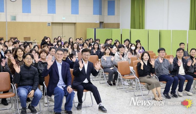 최충규 대덕구청장(사진 첫 번째 줄 왼쪽 세 번째)과 고명환 작가(사진 첫 번째 줄 왼쪽 두 번째), 대덕구 직원들이 28일 ‘직원 마음건강 프로그램’의 일환으로 마련된 ‘힐링 스트레스 관리 특강’을 마친 후 기념 촬영을 하고 있다.