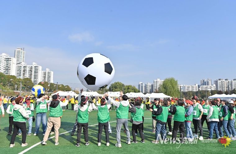 ‘양천구 통장 한마음 체육대회’에서 공굴리기 경기를 즐기는 통장들