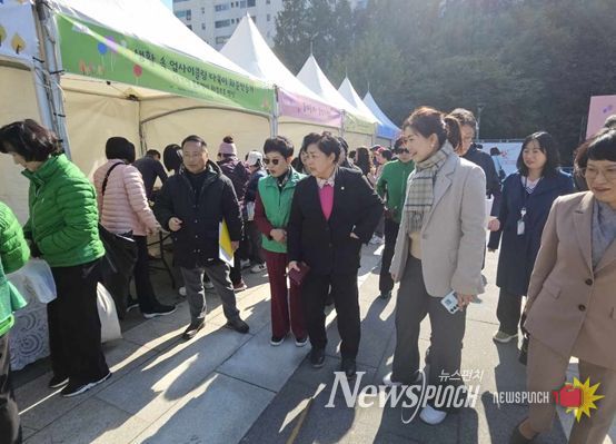 <구미경의원(베이지정장,체크목도리)가 행사에 참석하여 부스를 둘러보고 있다