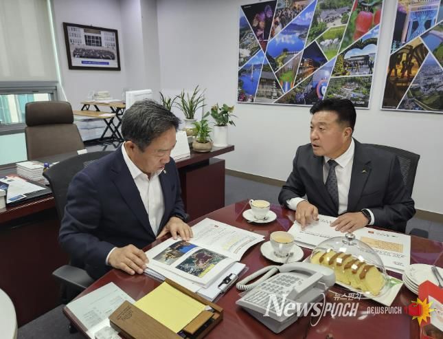 최재구 예산군수가 국회 예산결산특별위원회 강승규 의원을 만나 주요 현안사업을 설명하는 모습