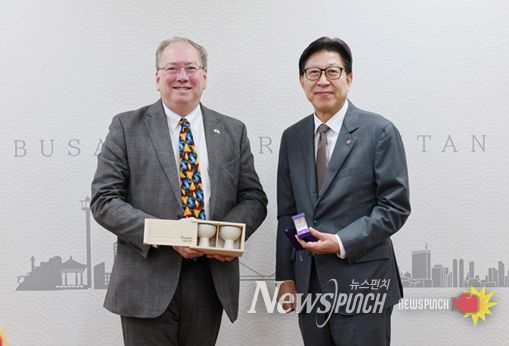 박형준 시장, '마이클 마이넬리' 영국 지옌 회장 접견