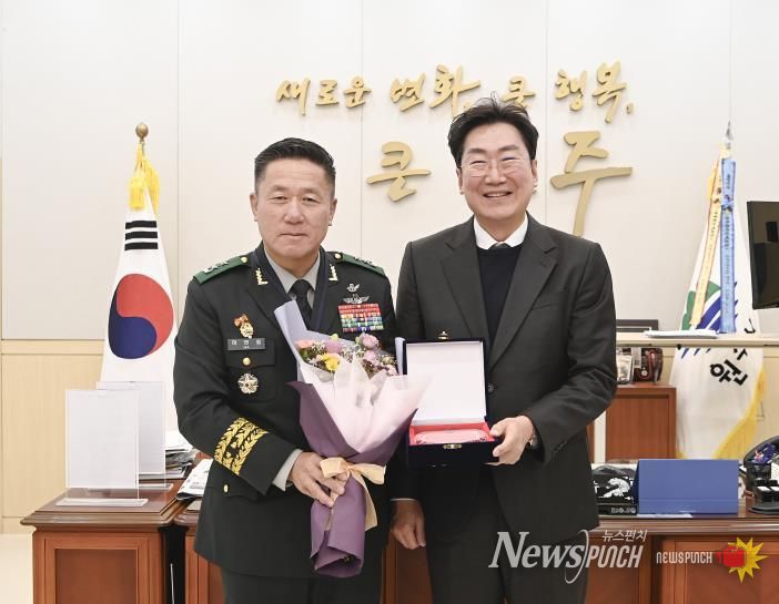 원주시, 제36보병사단 하헌철 사단장에 명예시민증 수여