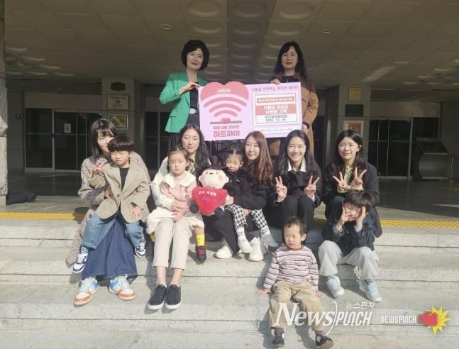 이경숙 복지정책과장(맨 뒷줄 오른쪽)이 김영숙 푸르미어린이집 원장으로부터 프리마켓 수익금을 기탁받고 기념촬영을 하고 있다.