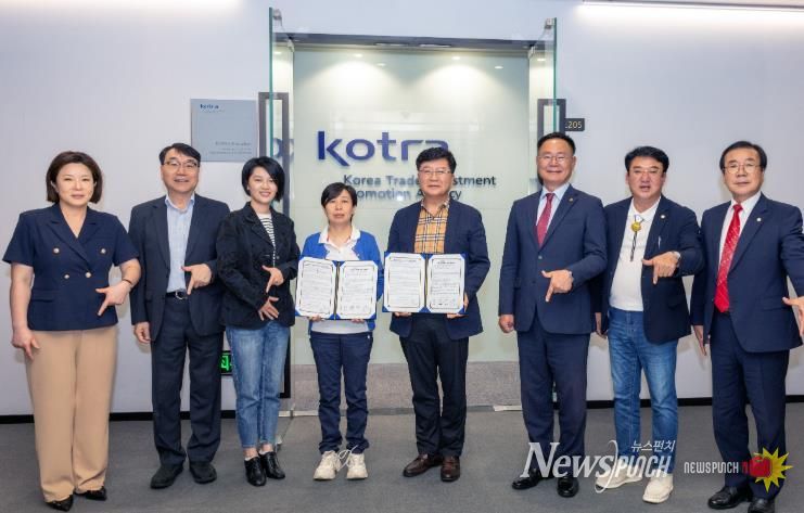 중국 선전 코트라(KOTRA) 무역관에서 열린 간담회에서 김재욱 칠곡군수, 이상승 칠곡군의회 의장, 오용만 군의원, 코트라 관계자, ㈜제이에프 이재표 대표, 현지 기업 대표가 구매의향 타진을 위한 양해각서(MOU)를 체결하고 기념촬영을 했다.