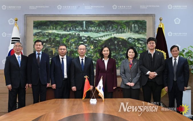 상하이인대 대표단과 면담 후 기념 촬영(좌측에서 다섯 번째 최호정 의장, 박춘선 의원(여섯번째), 김동욱 의원(일곱번째))