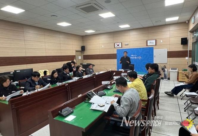 지난 28일 순천시와 소방서 등 유관기관 관계자들이 시청 재난안전상황실에서 '2025년 산불 대응 안전한국훈련' 실무회의를 진행하고 있다