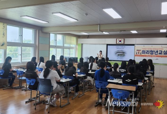 ‘미리청년교실’을 통해 지역 청년들이 강사로 참여해 중·고등학생들을 대상으로 직업 멘토링을 진행하고 있다