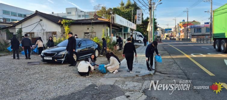 30일 아침 청사 주변을 청소하고 있는 무안군 공직자들
