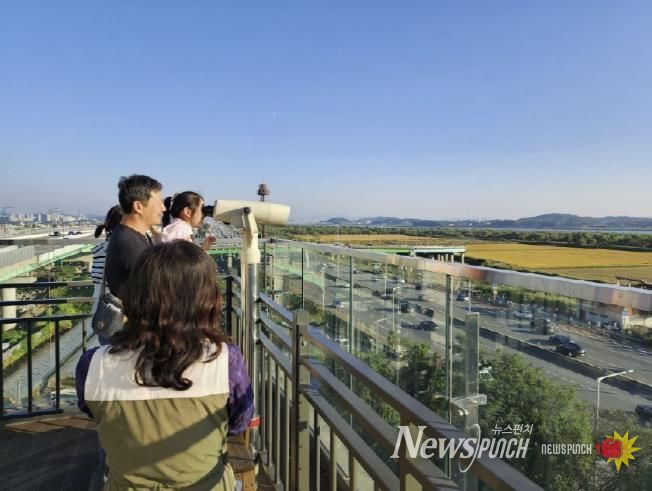 장항습지생태관 전망대에서 장항습지와 철새를 관찰하는 가족