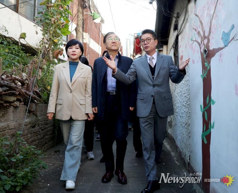 김윤덕 국토교통부 장관이 정원오 성동구청장 등과 함께 성수1구역 주택재건축정비사업 현장을 방문하고 있다.