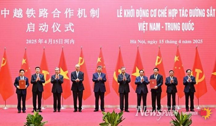 시진핑(習近平) 중국 국가주석이 4월 15일 오전 하노이 국제컨벤션센터에서 또 럼 베트남 공산당 서기장, 팜 민 찐 베트남 총리와 함께 '중국-베트남 철도협력 메커니즘' 출범식에 참석했다. (사진/신화통신)