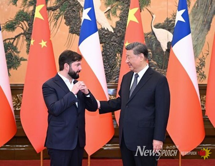 시 주석이 5월 14일 중국 베이징 인민대회당에서 가브리엘 보리치 칠레 대통령과 회견하고 있다. (사진/신화통신)