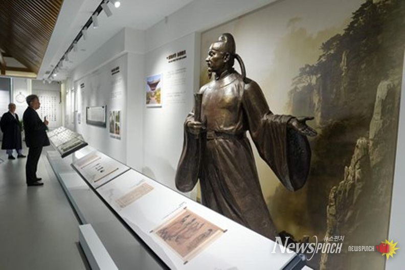 관람객들이 15일 최치원 기념관 내부를 둘러보고 있다. (사진/신화통신)