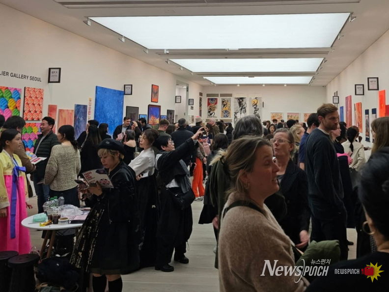 (사진: 런던 사치갤러리 전시 전경)