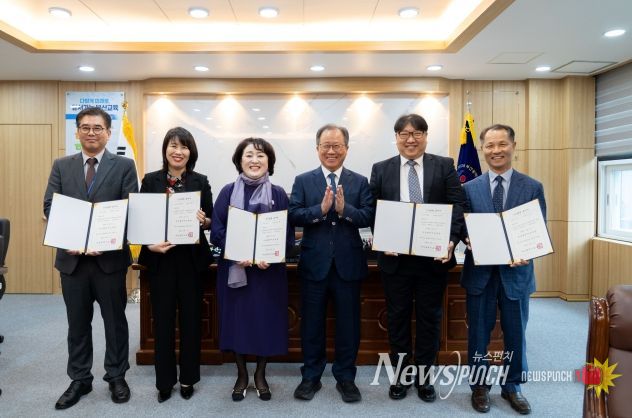 발령장 수여 모습 : 좌측부터 신동훈 장학관(에코4초), 박혜란 원장(에코8유), 안부희 원장(에코4유), 김석준 교육감, 변정현 장학관(신연초), 김진기 교감(에코특수)