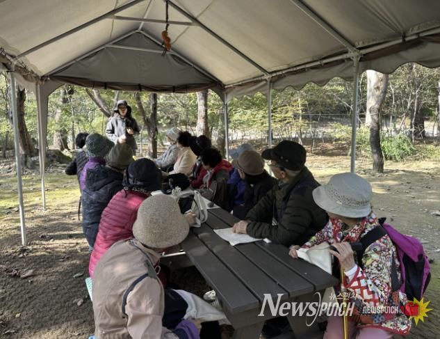 과천시 치매안심센터, 어르신 대상 '산림치유 프로그램' 운영