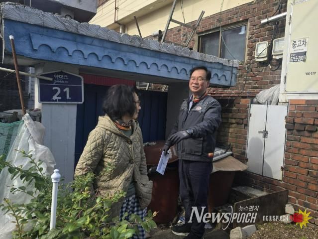 집배원이 민생회복 소비쿠폰 안내문을 대상자에게 전달하고 있다.