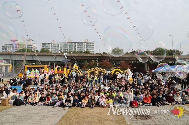 풍선과 버블이 가득한 꼬꼬마 대장 축제를 즐기는 어린이들