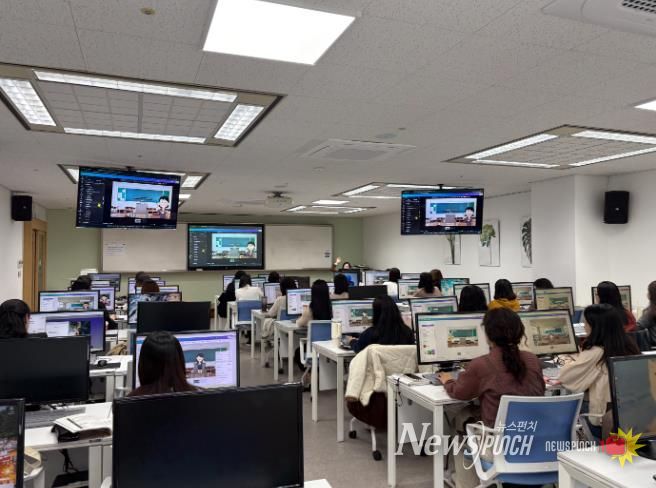 유치원 지원교사, 돌봄플러스 강사 들이 31일 울산교육청 컴퓨터실에서 열린 정보화 역량 강화 연수를 듣고있다