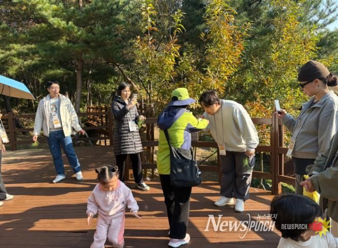 숲의 요소를 활용한 숲태교 프로그램에 참여하는 모습