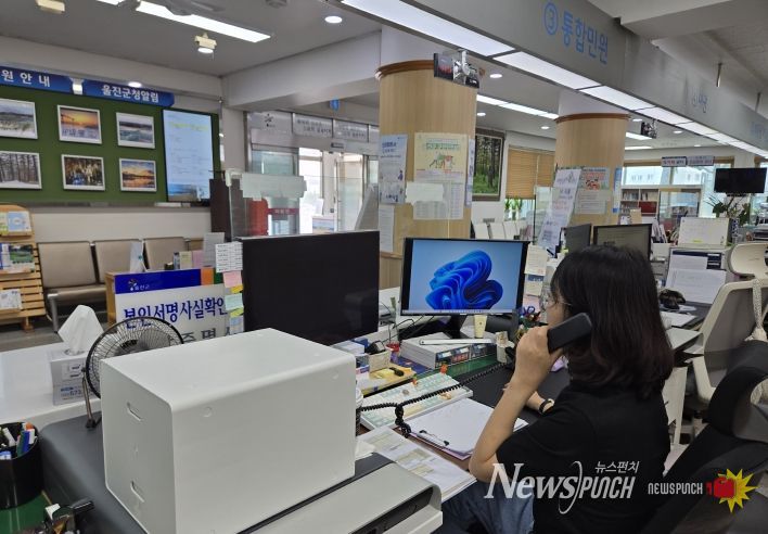 악성·특이민원으로부터 민원담당 공무원을 보호하기 위해 11월부터‘민원전화 통화 권장시간 설정’을 본격적으로 운영한다.(민원실 직원이 민원전화를 받고 있다)