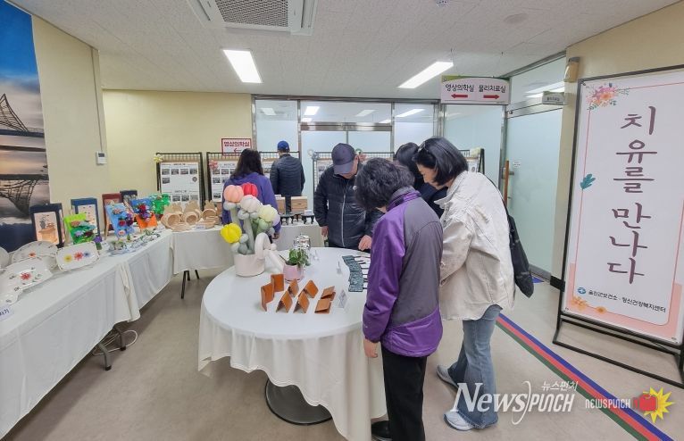 울진군 정신건강복지센터는 울진군 보건소 본관 1층 로비에서 제 2회 치유를 만나다‘를 주제로 정신건강 주간재활 프로그램 참여자들의 작품 전시회를 열었다