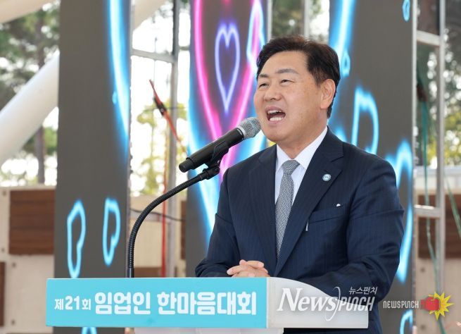 31일 군산시 새만금 비응공원에서 도내 임업인들의 화합과 소통을 위한 ‘제21회 임업인 한마음대회’에 참석한 김관영 전북특별자치도지사는 ‘새로운 전북, 특별한 기회’가 산림에서부터 시작될 수 있도록 최선을 다하겠다”고 말하고 있다.