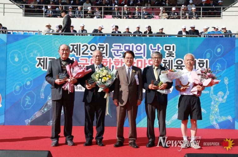 지역발전 기여자에 자랑스러운 군민상·향토봉사상 시상 및 명예군민증 수여