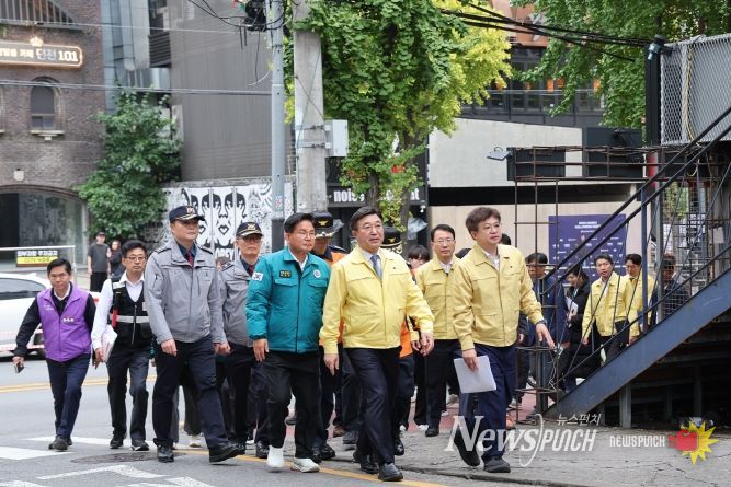 홍대 일대 안전 관리 실태를 점검하는 윤호중 행정안전부 장관과 박강수 마포구청장
